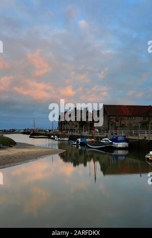 Tramonto sul villaggio Blakeney Harbour, North Norfolk, Inghilterra, Regno Unito Foto Stock