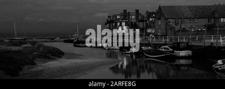 Tramonto sul villaggio Blakeney Harbour, North Norfolk, Inghilterra, Regno Unito Foto Stock