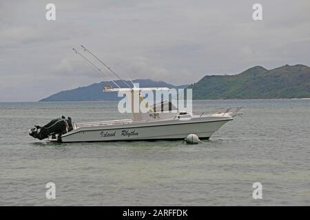 Imbarcazione da pesca a motore sulla costa dell'isola di Curieuse, Seychelles. Foto Stock