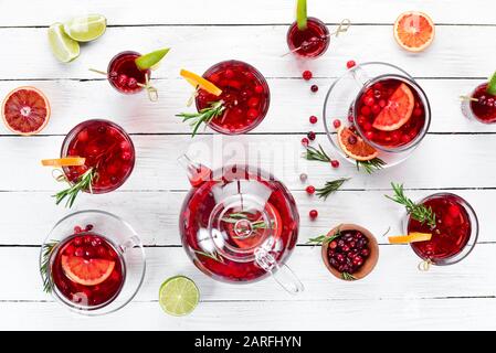 Succo di mirtillo rosso e bevande. Mirtilli, limette, rosmarino. Su sfondo bianco. Vista dall'alto. Spazio libero per il testo. Foto Stock