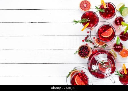 Succo di mirtillo rosso e bevande. Mirtilli, limette, rosmarino. Su sfondo bianco. Vista dall'alto. Spazio libero per il testo. Foto Stock
