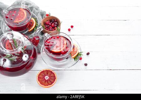 Succo di mirtillo rosso e bevande. Mirtilli, limette, rosmarino. Su sfondo bianco. Vista dall'alto. Spazio libero per il testo. Foto Stock