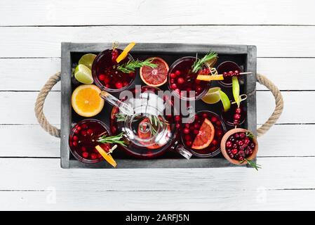 Succo di mirtillo rosso e bevande. Mirtilli, limette, rosmarino. Su sfondo bianco. Vista dall'alto. Spazio libero per il testo. Foto Stock