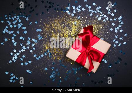 Piccole scatole regalo fatte a mano su sfondo lucido Foto Stock