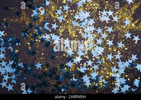 Sfondo vacanza con piccole stelle blu e glitter dorato Foto Stock