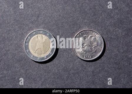 Due monete euro e ruble code up Foto Stock