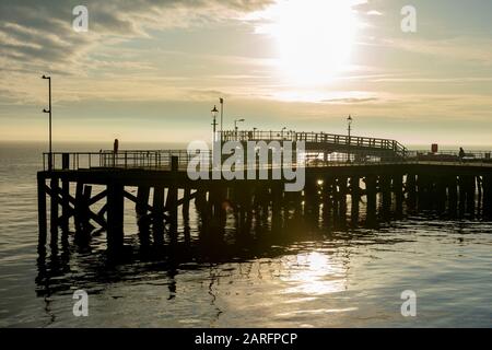 In mostra Victoria Pier a Kingston Upon Hull, con un tramonto quasi in silhouette. Foto Stock