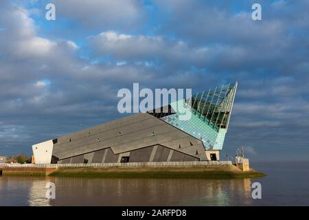 E' Mostrato Il Deep Aquarium Di Kingston Upon Hull. La premiata attrazione turistica dello scafo con 5.000 animali esposti contro un cielo nuvoloso sull'Humber Foto Stock