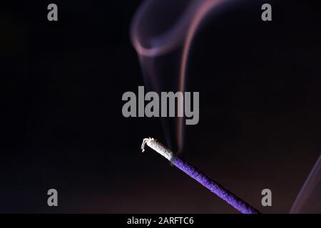 Fuma flashed con i fogli colorati e fotografato nello studio Foto Stock