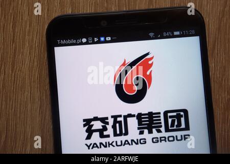 Logo Yankuang Group visualizzato su uno smartphone moderno Foto Stock