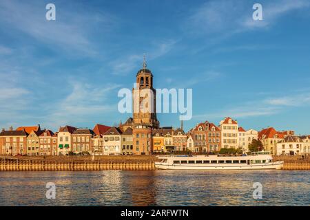 La città olandese di Deventer a Overijssel con il fiume IJssel di fronte in una giornata di sole in autunno Foto Stock