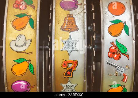 Primo piano di una slot machine vintage resistente agli agenti atmosferici Foto Stock