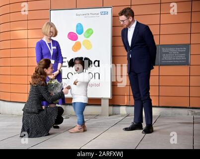 La Duchessa di Cambridge, presentata con fiori da una paziente, quando arriva a visitare un laboratorio creativo gestito dal National Portrait Gallery's Hospital Program all'Evelina London Children's Hospital, all'interno del St Thomas' Hospital, Westminster, Londra. Foto PA. Data foto: Martedì 28 gennaio 2020. Vedi la storia della Pennsylvania ROYAL Cambridge. Il credito fotografico deve essere: Filo Toby Melville/PA Foto Stock