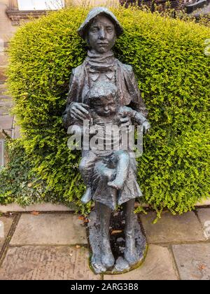 Scultura madre e bambino di George Fullard (1923-1973), Sheffield Foto Stock