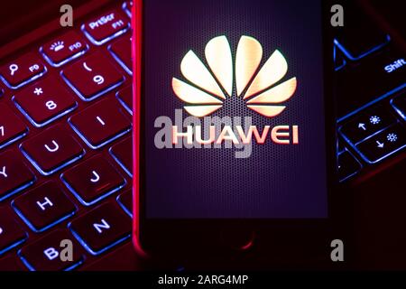Il logo Huawei viene visualizzato sullo schermo di uno smartphone, poiché il governo britannico è disposto a decidere in che misura il gigante tecnologico cinese Huawei potrà contribuire a costruire una nuova infrastruttura 5G. Foto Stock