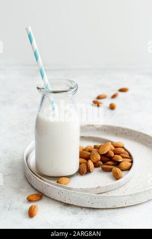 Latte di mandorle vegane, latte alternativo non caseario in una bottiglia da chiudere Foto Stock