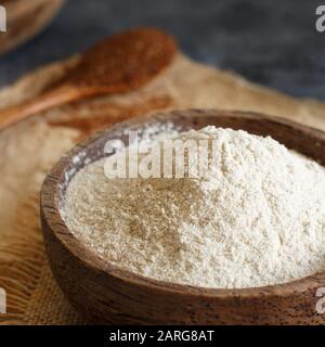 Teff la farina in una ciotola e teff la granella con un cucchiaio da vicino Foto Stock
