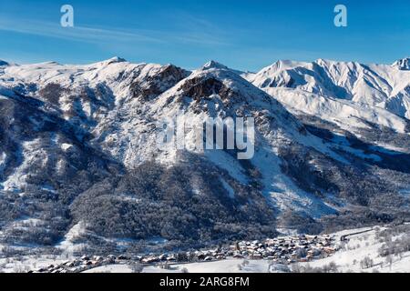 Vista sulla valle di Belleville verso la stazione sciistica francese e il villaggio alpino di St Martin de Belleville. Foto Stock