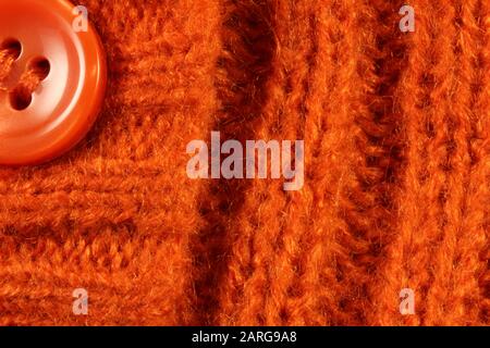 Immagine Ravvicinata Di Orange Sweater Con Pulsanti Foto Stock