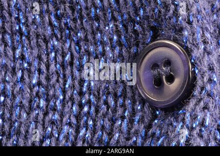 Primo piano immagine di Navy Blue Knit Texture of Sweater con pulsante blu Foto Stock