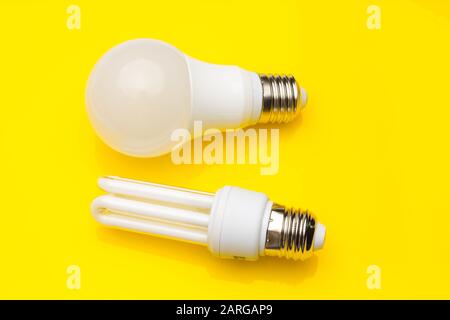 Basso consumo, minore calore, consumo responsabile di energia; risparmio energetico di lampadine e massima luminosità per vedere bene, leggere bene; Perfettamente il Foto Stock