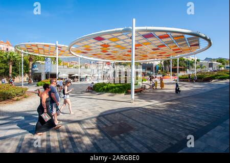 Canary ISLAND TENERIFE, SPAGNA - 27 dicembre 2019: I turisti camminano su plaza Duque. E' un viale con negozi vicino alla famosa spiaggia Playa El Duqu Foto Stock