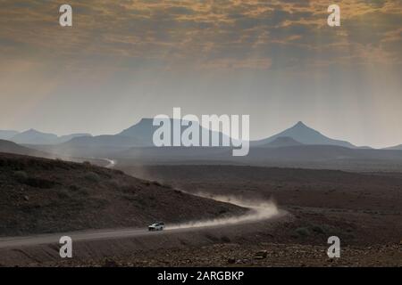 safari in auto che viaggia velocemente attraverso un paesaggio panoramico Foto Stock