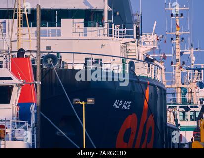 Bremerhaven, Germania, 16 gennaio 2020: Navi in porto in attesa di nuovi carichi e sdoganamento per continuare il loro viaggio attraverso gli oceani Foto Stock