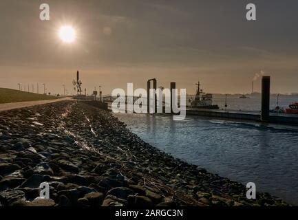 Bremerhaven, Germania, 16 gennaio 2020: Sbarco sul Weser per la nave da escursione Paulina, in attesa di turisti per il viaggio, dietro la diga con Foto Stock