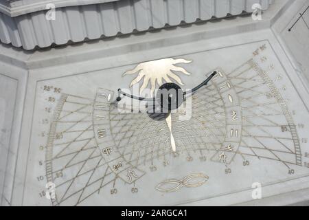 Sundial un dispositivo che indica l'ora del giorno in cui c'è la luce del sole dalla posizione apparente del Sole nel cielo. Foto Stock