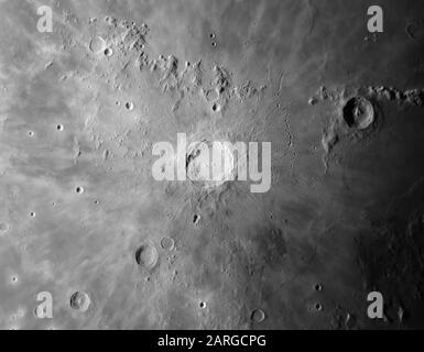 Cratere d'impatto lunare Copernicus closeup Foto Stock