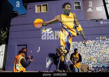 La gente si riunisce di fronte a un murale in onore dell'ex stella NBA Kobe Bryant a Los Angeles, California.Kobe Bryant e sua figlia Gianna e 7 altre persone sono morte in un incidente in elicottero. Foto Stock