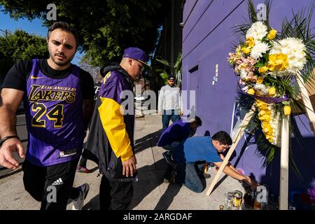 La gente si riunisce di fronte a un murale in onore dell'ex stella NBA Kobe Bryant a Los Angeles, California.Kobe Bryant e sua figlia Gianna e 7 altre persone sono morte in un incidente in elicottero. Foto Stock