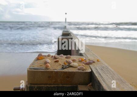 Si prende sulla spiaggia di Boscombe, vicino a Bournemouth, Dorset sulla Costa Sud del Regno Unito. Foto Stock