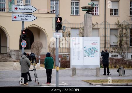 Monaco, Germania. 28th Gen 2020. Le squadre di telecamere si trovano di fronte all'ingresso principale dell'ospedale Schwabing. Il primo paziente di coronavirus confermato in Germania è nel reparto di isolamento presso l'ospedale Schwabing di Monaco. Credit: Sven Hoppe/Dpa/Alamy Live News Foto Stock