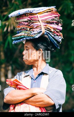 Bali,INDONESIA - 29 LUGLIO 2009: Donna vende tessili a ubud, bali, indonesia Foto Stock