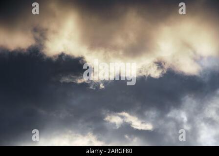 Cielo tempestoso illuminato da sole Foto Stock