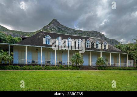 Nuvole sulle montagne sopra Eureka la Maison Creole casa e giardino, Moka, Mauritius, Oceano Indiano, Africa Foto Stock