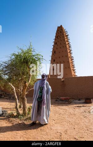 Imam Prima Della Grande Moschea, Patrimonio Dell'Umanità Dell'Unesco, Agadez, Niger, Africa Occidentale, Africa Foto Stock