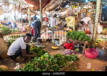 Ortaggi in vendita nel mercato centrale di Agadez, Niger, Africa occidentale, Africa Foto Stock