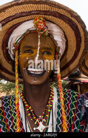 Wodaabe-Bororo uomo con volto dipinto al festival Gerewol annuale, concorso rituale corteggiamento tra il popolo Wodaabe Fula, Niger Foto Stock