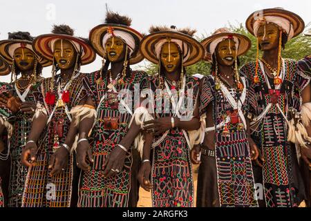 Wodaabe-Bororo uomini con volti dipinti al festival Gerewol annuale, concorso rituale corteggiamento tra il popolo Wodaabe Fula, Niger Foto Stock