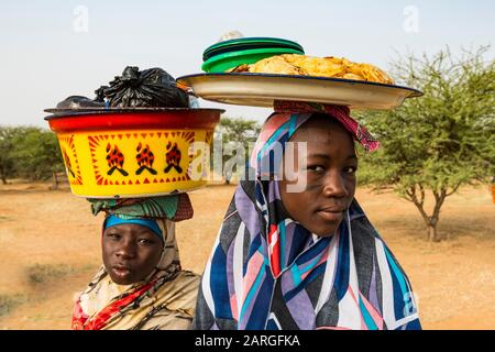 Giovani ragazze che vendono cibo, festival Gerewol, concorso rituale di corteggiamento tra il popolo di Wodaabe Fula, Niger, Africa occidentale, Africa Foto Stock