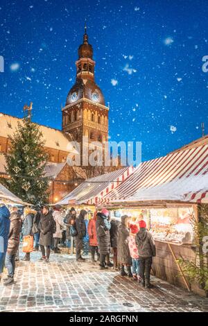 Mercatino di Natale e Cattedrale dei Doms di riga di notte in inverno, Città Vecchia, Patrimonio dell'Umanità dell'UNESCO, riga, Lettonia, Europa Foto Stock