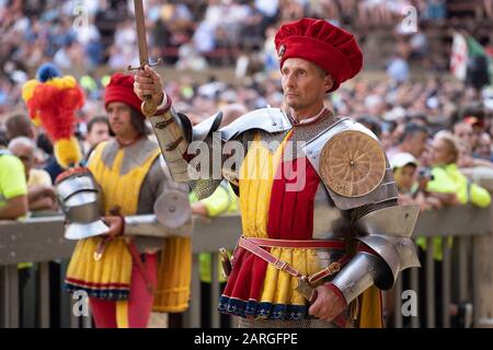 All'evento che precede la corsa del Palio, i rappresentanti di ogni corteo di quartiere in costume tradizionale, Siena, Toscana, Italia, Europa Foto Stock