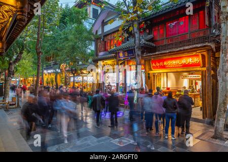 Shoppers In Kuanxiangzi Alley, Chengdu, Sichuan Province, Repubblica Popolare Cinese, Asia Foto Stock