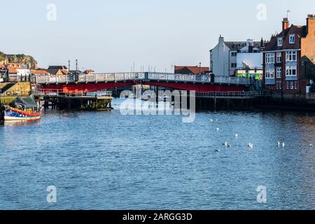 Swing Bridge, Whitby, North Yorkshire, Inghilterra. Foto Stock