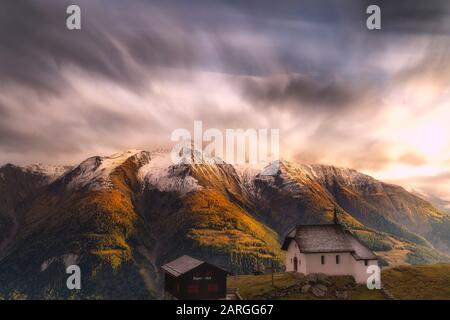 Paesaggio fiabesco durante il tramonto autunnale su Bettmeralp, Canton Vallese, Alpi svizzere, Svizzera, Europa Foto Stock