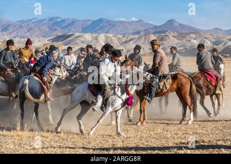 Uomini che praticano un tradizionale gioco di Buzkashi, Yaklawang, Afghanistan, Asia Foto Stock
