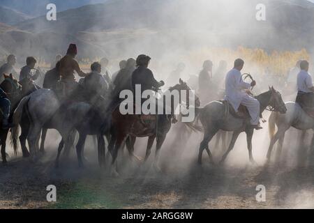 Uomini che praticano un tradizionale gioco di Buzkashi, Yaklawang, Afghanistan, Asia Foto Stock